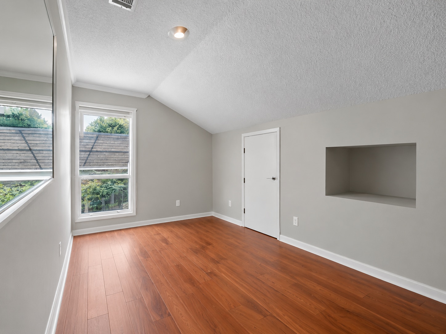 Building Photo - 545 Oneida Ct
