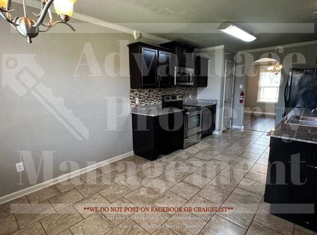 Building Photo - Two-Story home located in the vibrant city...