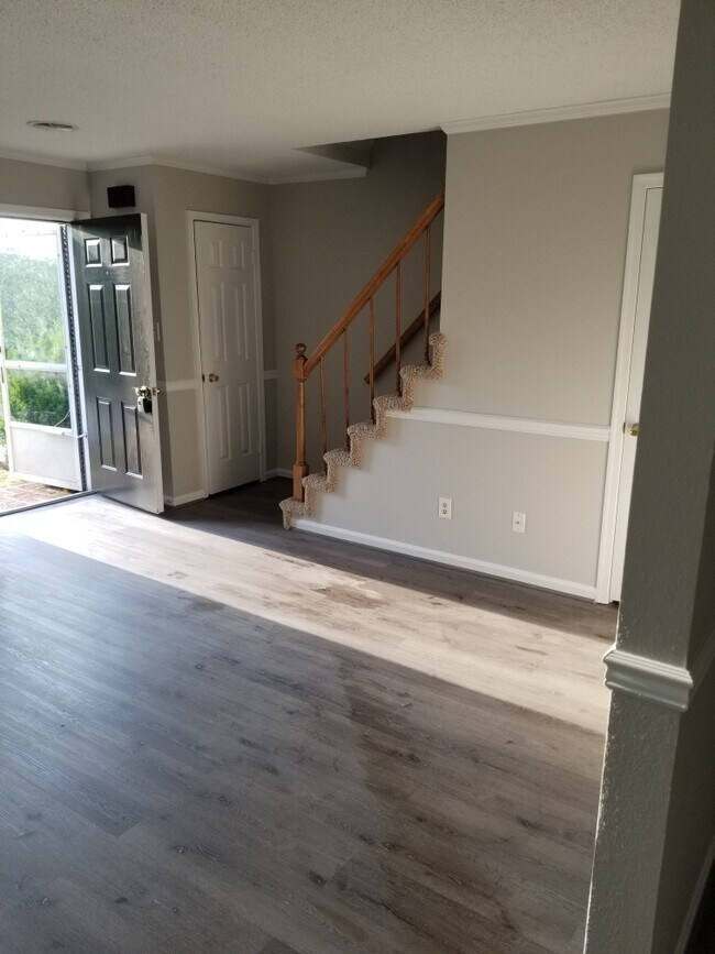 Building Photo - 42 Koncer Dr