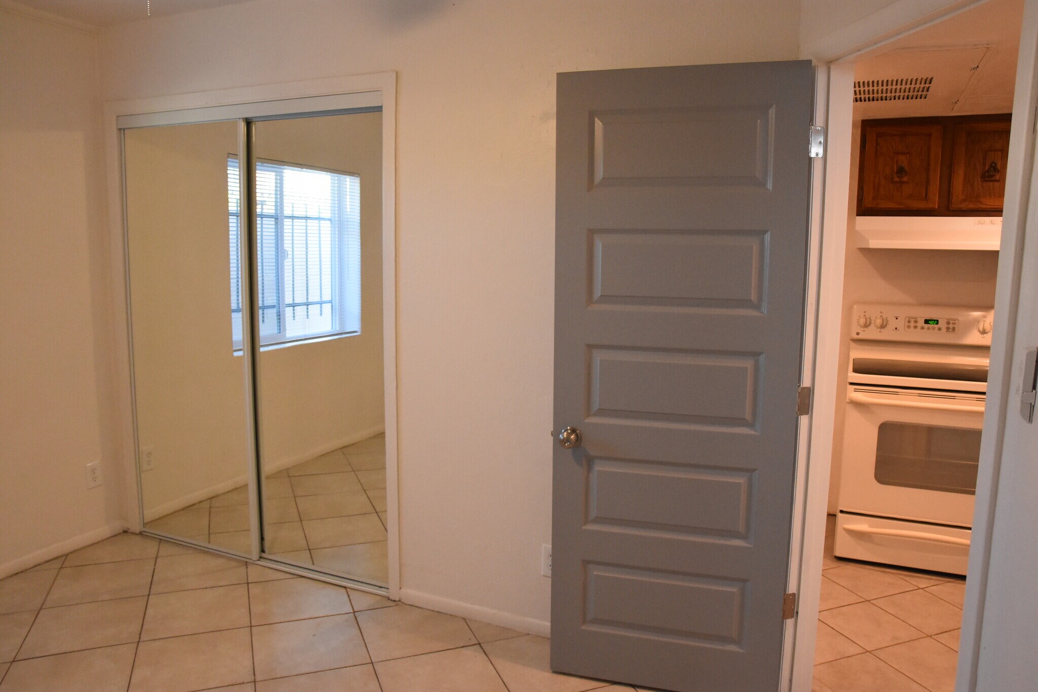 Building Photo - 1514 W Palmer Dr.