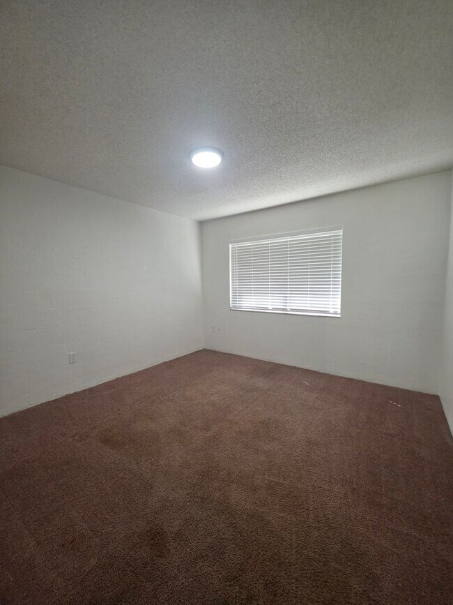 Building Photo - 2 Bedroom 2 Bath Apartment Home *** Limited time special***