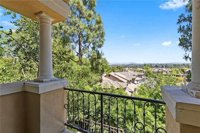 Building Photo - 10 Bravo Ln