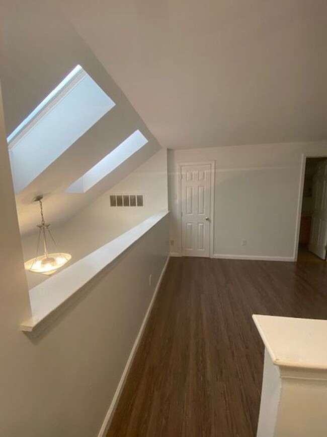 Building Photo - Two Bedroom Three Bathroom Condo in Hollan...