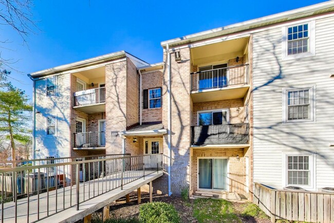 Building Photo - Clean & Fresh 2 + 2 close to METRO!