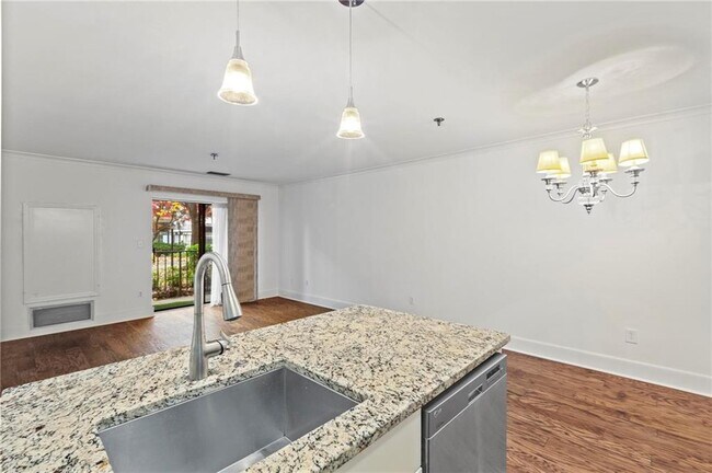 Building Photo - 300 Johnson Ferry Rd