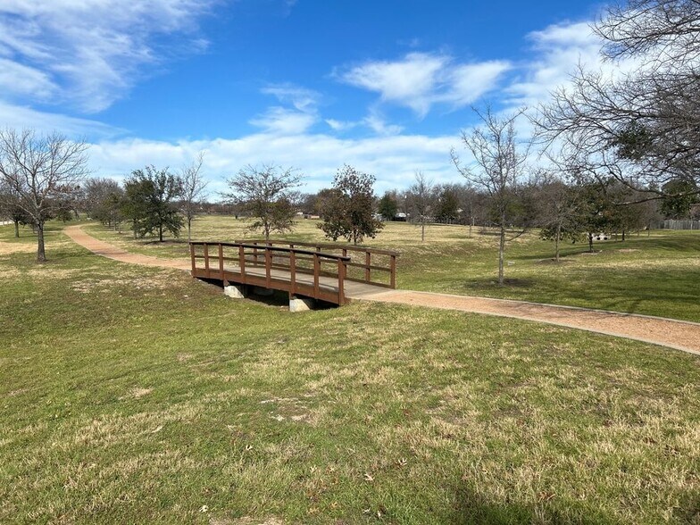 Building Photo - 703 Country Aire Dr