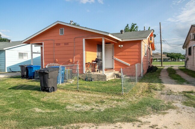 Building Photo - Cozy 1 Bed, 1 Bath Duplex A Block From Woodlawn Lake