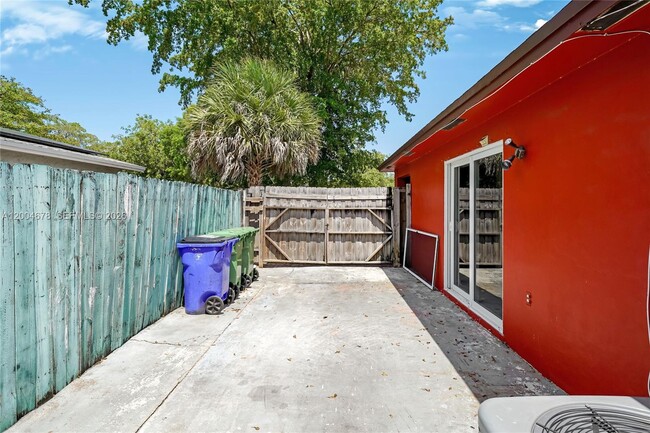 Building Photo - 543 SW 61st Terrace