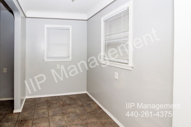 Building Photo - 1357 E 289th St