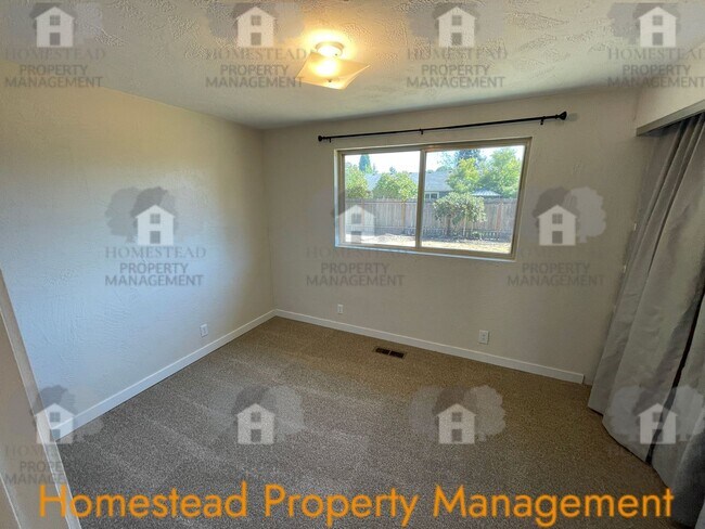 Building Photo - 130 Cottonwood Ct