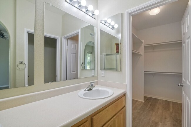 Building Photo - Immaculate Town Home in the Valencia Commu...