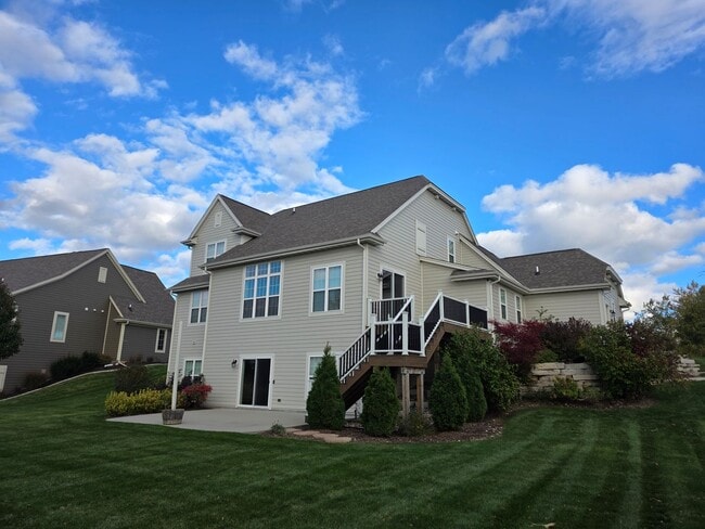 Building Photo - Like New 5 bedroom Pewaukee home in Broken...