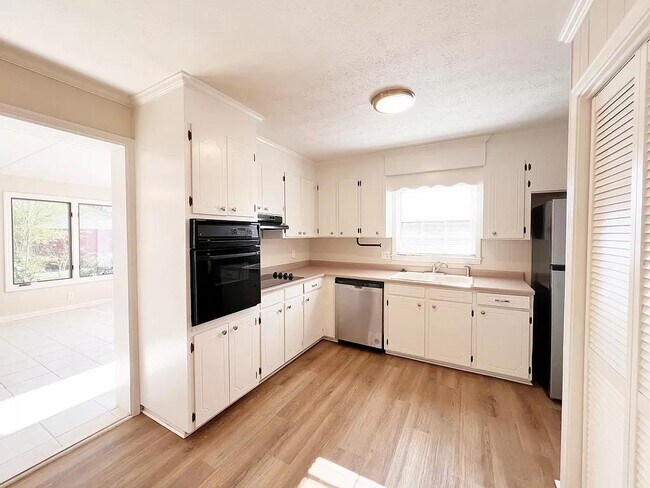 Building Photo - 102 Woodcliff Ct