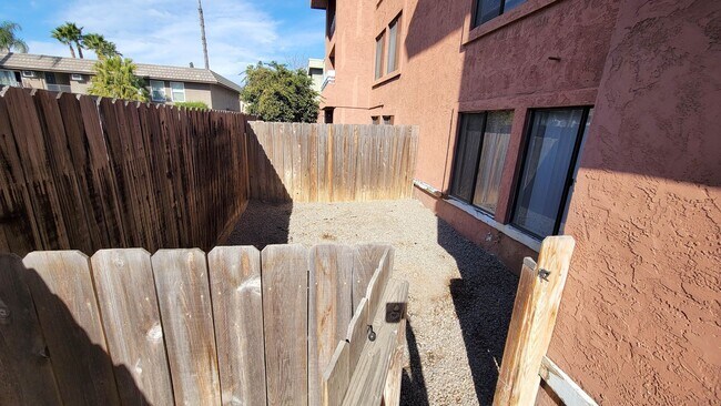 Building Photo - 2 bed/ 1 bath with big Backyard in Escondido