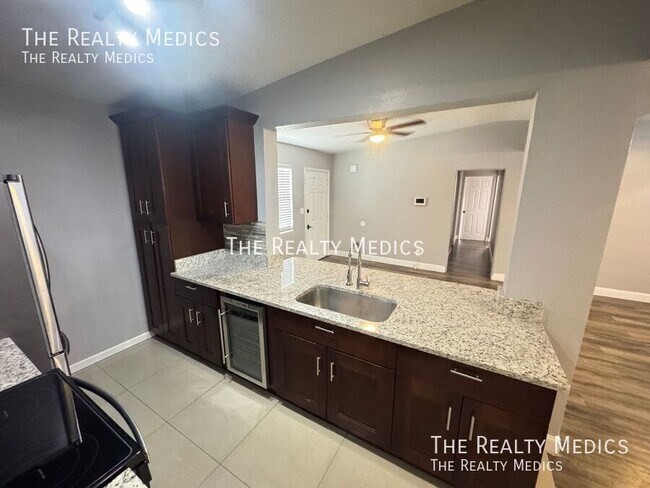 Building Photo - 1102 Egan Dr