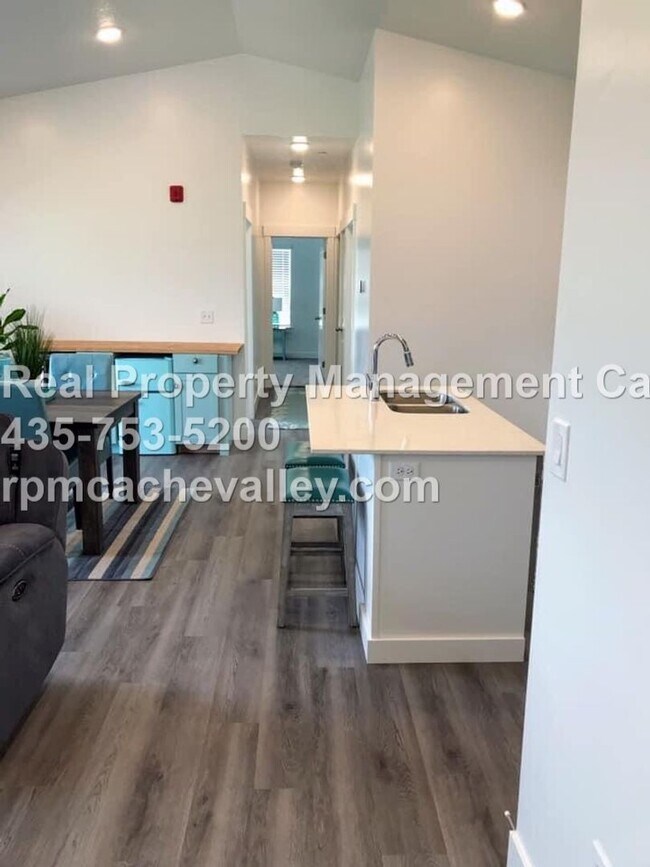 Building Photo - 163 E 550 N