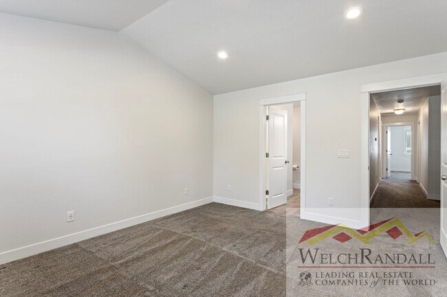 Building Photo - 3 Bedroom Townhome available in North Salt...