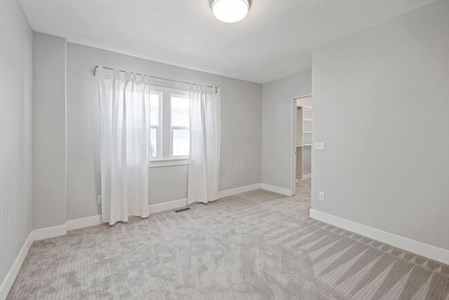 Building Photo - Beautiful Home in Amazing Salt Lake Location!
