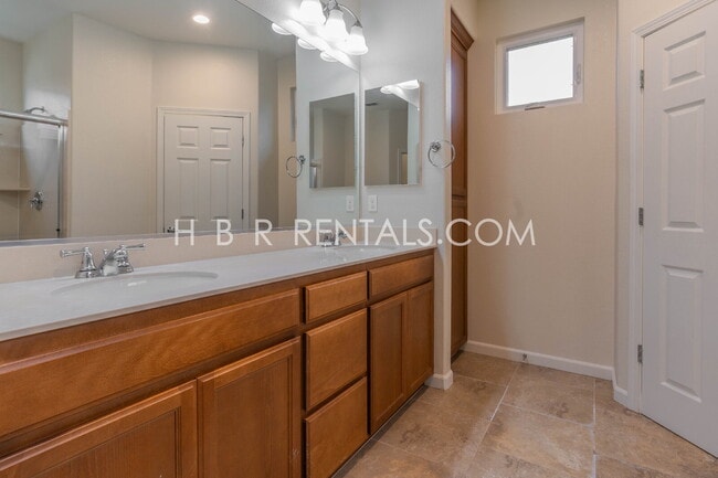 Building Photo - South Tracy 4-Bed Home with First-Floor Bedroom