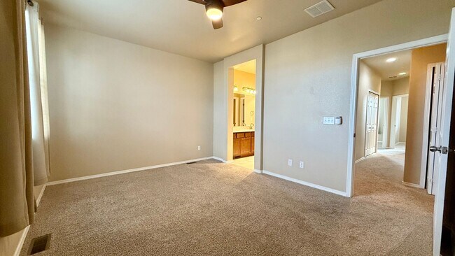 Building Photo - Modern Townhome with Mountain Views in Claremont Ranch