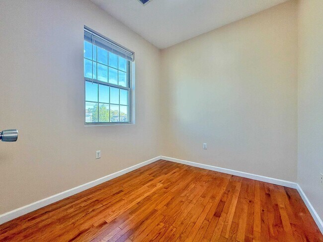 Building Photo - 247 Winfield Ave