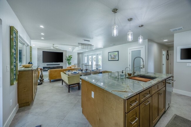 Building Photo - Fully Renovated 4 Bed/ 2.5 Bath Home in Wi...