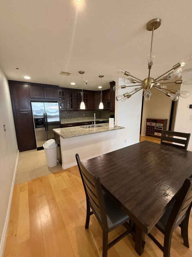 Building Photo - 2bed 2bath in Los Angeles