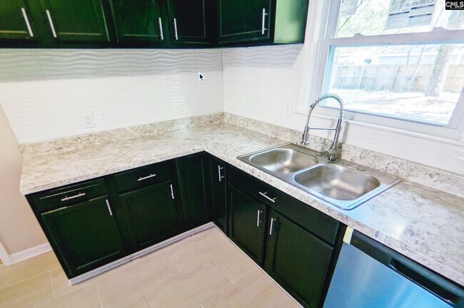 Building Photo - 1204 Omega Dr