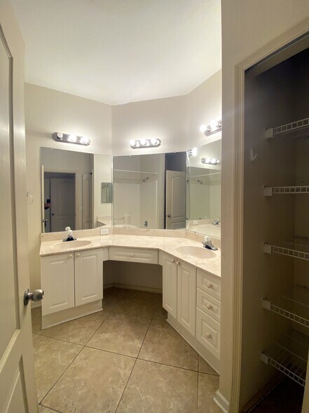 Building Photo - 2709 Via Cipriani #531A