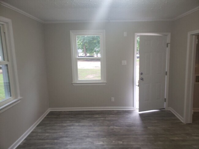 Building Photo - NEWLY RENOVATED 2 BEDROOM 1 BATH UNIT IN A...
