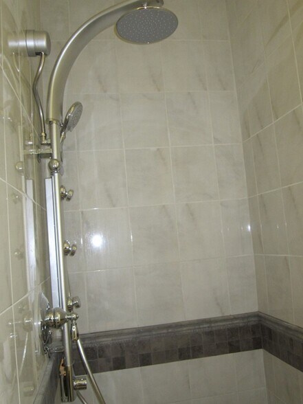 Building Photo - 6 Centre St