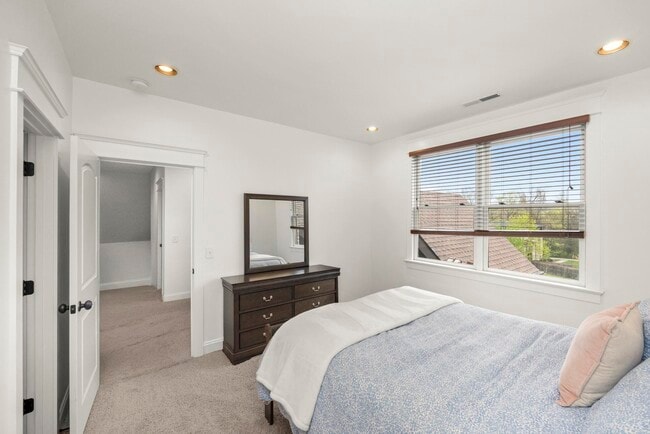 Building Photo - 4603B Lealand Ln