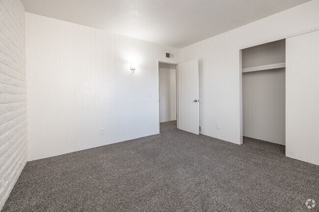 2BR, 2BA - 1,400SF - Bedroom - Taylor Heights