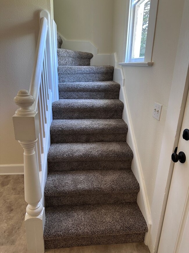 Building Photo - Stunning 1890 Eastlake Victorian | 5 Bedrooms | 2 Bathrooms | Flex Spaces | Steps from Old Town E...