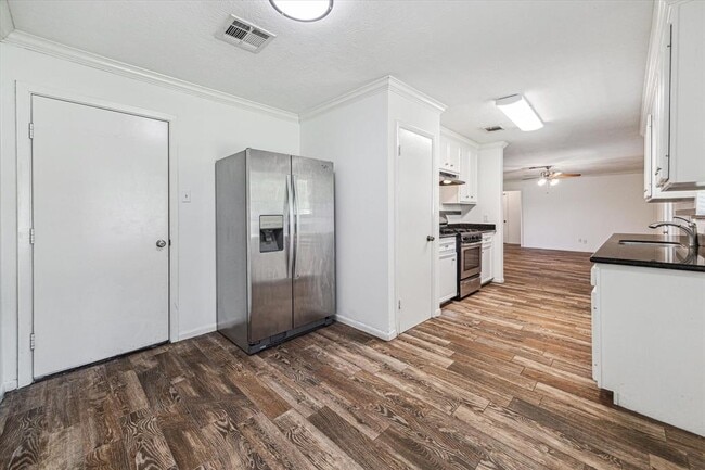 Building Photo - 8010 Braeburn Valley Dr