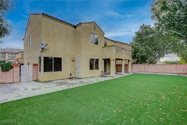 Building Photo - 8125 Chestnut Hollow Ave