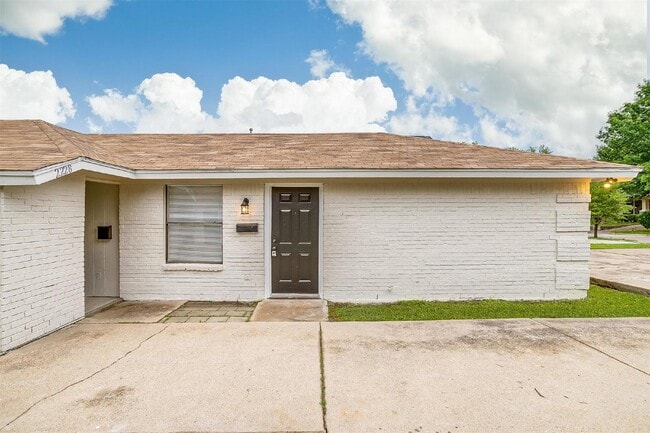 Primary Photo - Charming 2-Bed Haven with Granite Touches in Prime Fort Worth Location!