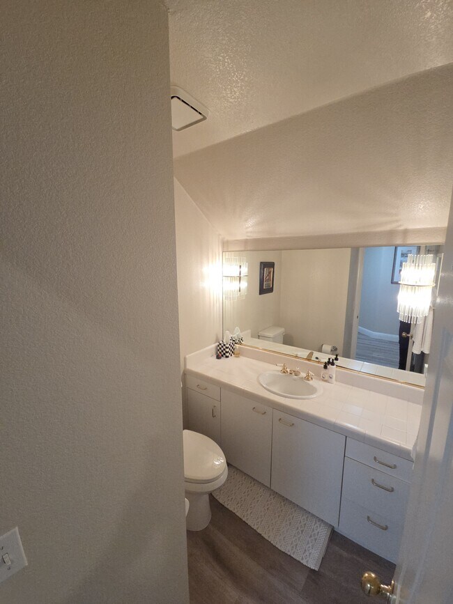 Building Photo - 10 Gregory Pl