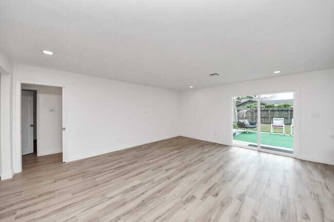 Building Photo - 10227 Metronome Dr