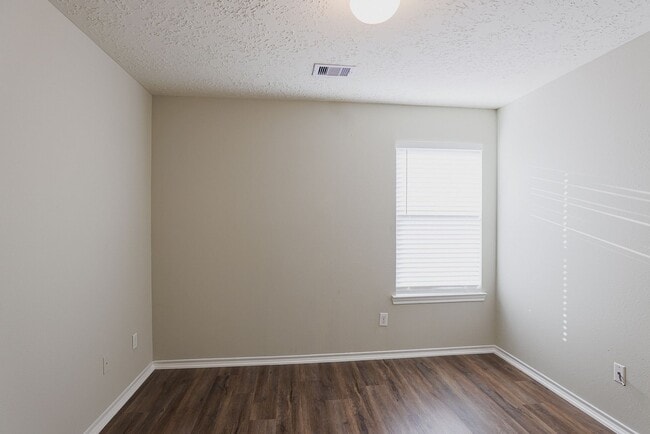 Building Photo - Move in Ready in 77044!