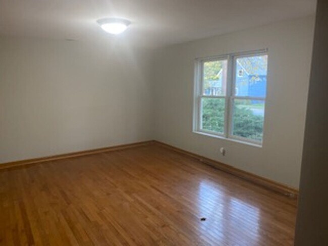 Building Photo - 4 bedroom 2 bath home in Lemont.