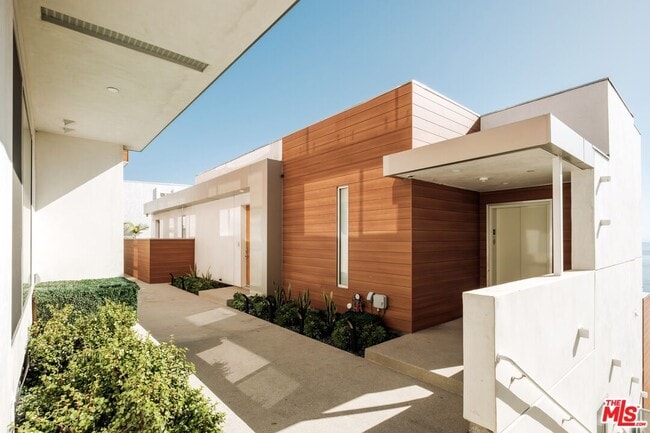 Building Photo - 18223 Coastline Dr