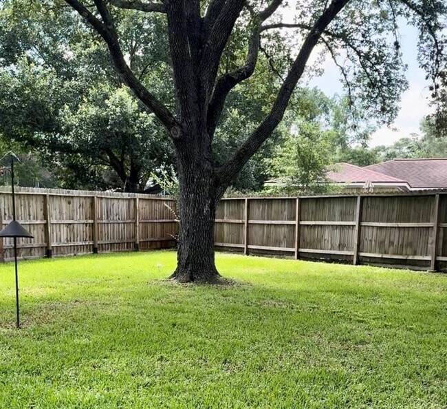 Building Photo - 15811 Oakendell Dr