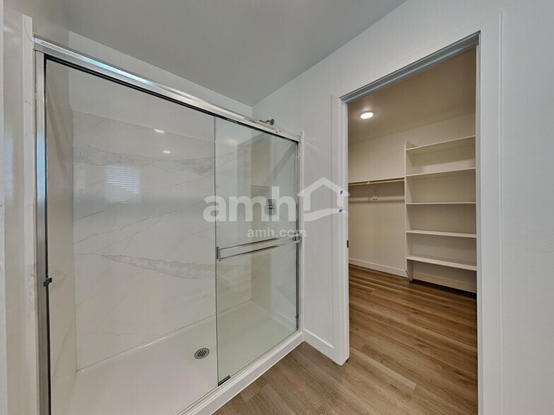 Building Photo - 9744 W Parkway Dr