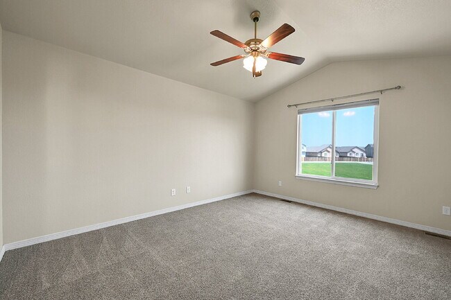 Building Photo - $2,650 - 4 Bed, 2.5 Bath Home with Fenced ...