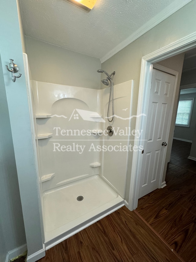 Building Photo - UPDATED 2 BED/1 BATH with carport right ne...
