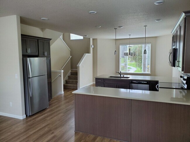 Building Photo - Great Community, Quiet Living Across from park Apply today!