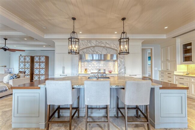 Building Photo - 1313 E Lake Dr