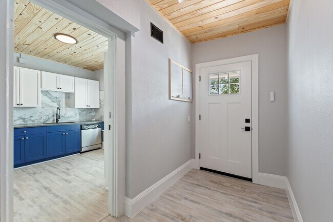 Building Photo - Charming 1 Bed, 1 Bath Apartment - All  Ut...