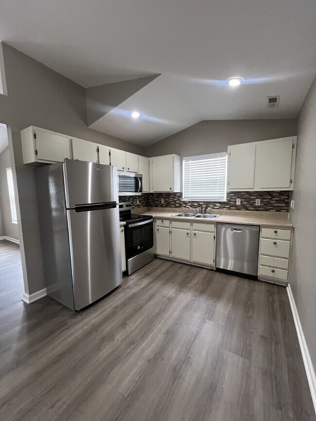 Building Photo - 101 Highlands Ct
